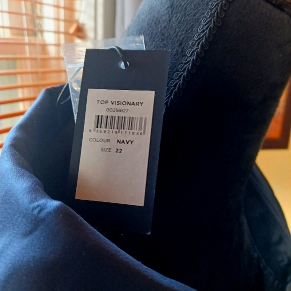 Dress by Arna York Collection. - Picture 4 of 6